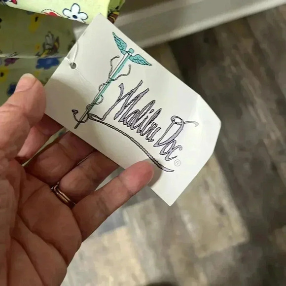 🐝Malibu doc scrub top flowers and bees NWT size L - Picture 3 of 7